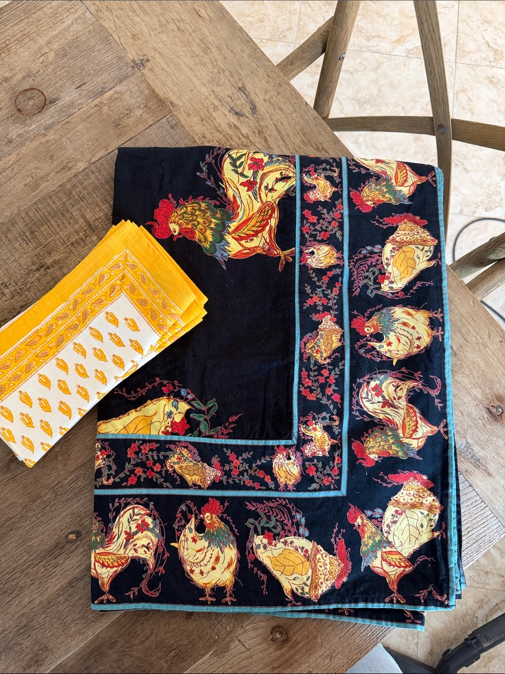April Cornell  Black Rooster Print Tablecloth and 4 napkins - Black and Yellow